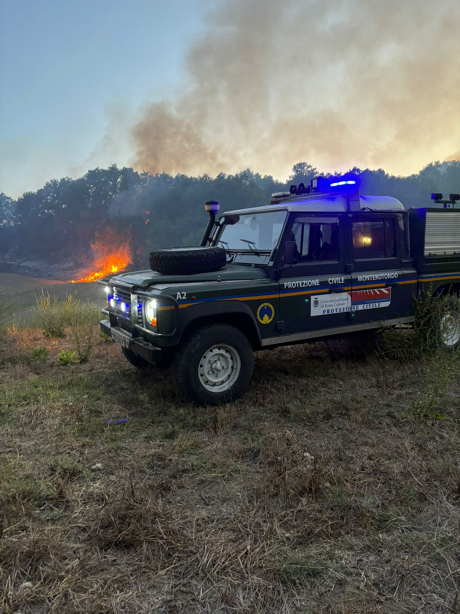 Volontari di Protezione Civile impegnati in operazioni di spegnimento