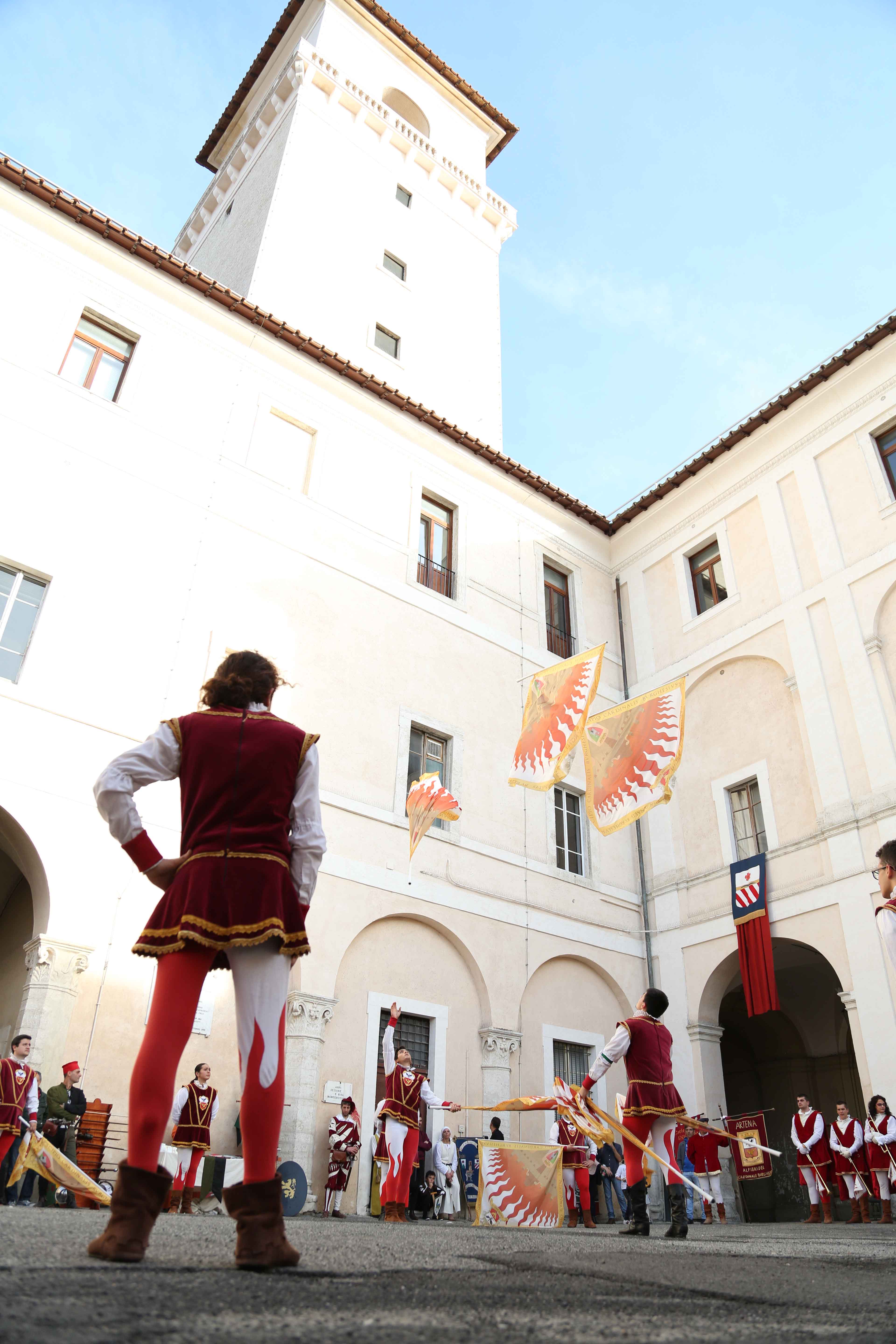 sbandieratori nel piazzale di Palazzo Orsini