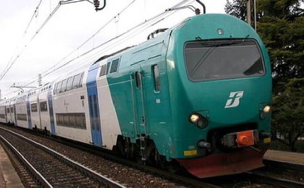 Treno sulla linea ferroviaria FL1 Orte-Roma-Fiumicino