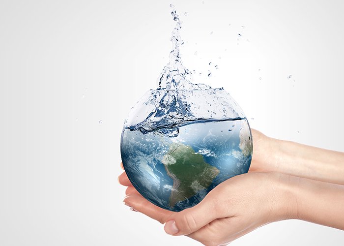 acqua del pianeta terra nelle mani